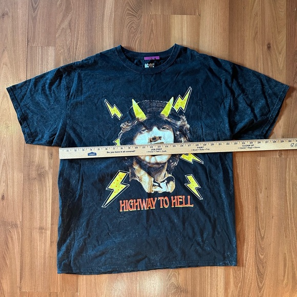 AC⚡️DC HIGHWAY TO HELL T-SHIRT SIZE MEDIUM NEW NWT - Picture 3 of 6